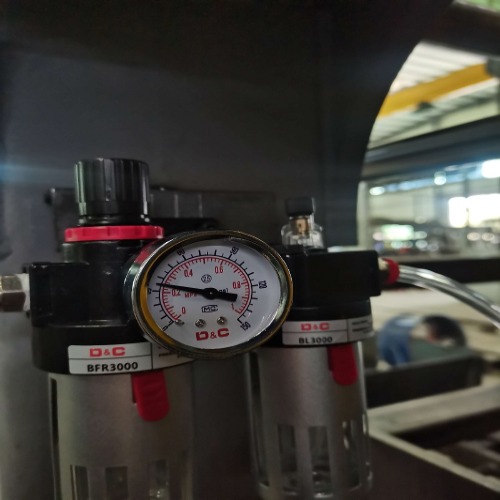 Adjusting the airbag pressure